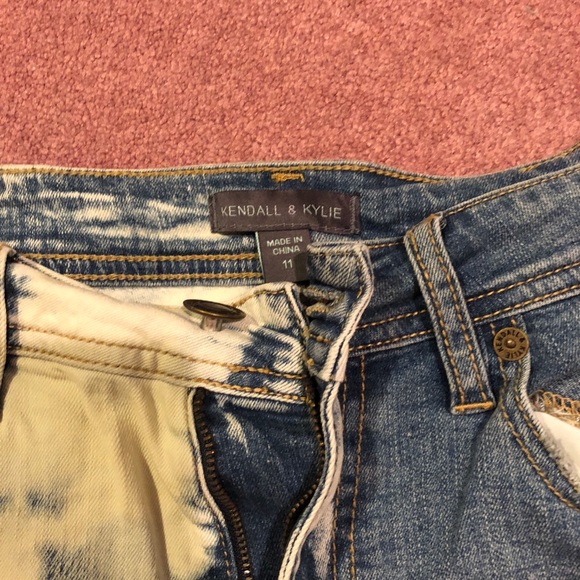 Kendal & Kylie high rise shorts distressed - Picture 2 of 3